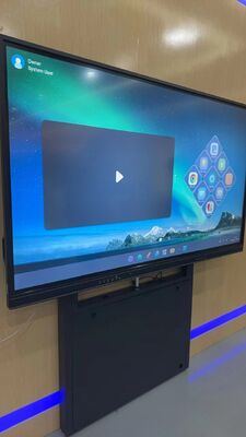 高さ調整可能なインタラクティブなホワイトボードスタンド 100kgの負荷容量と55-86インチテレビのための360°ブレーキホイール