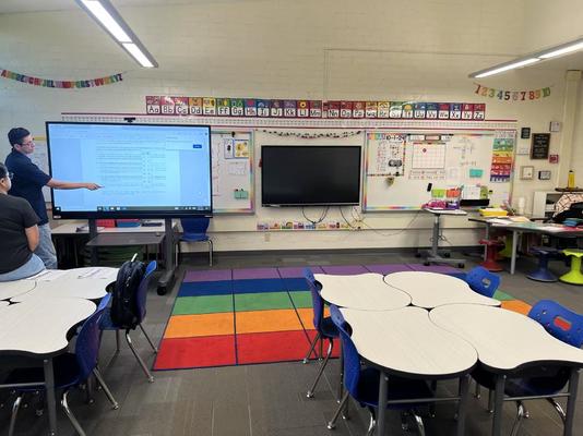 筆記モード、指または任意の不透明な物体、4GBまたは8GBのRAMを搭載したインタラクティブモニター。学校教育、授業、インタラクティブホワイトボード向けのスムーズなタッチ応答とワークフローを実現。